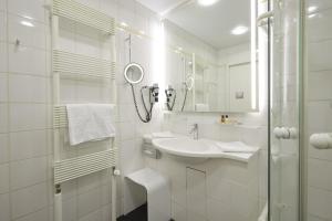 圣马丁文思领事馆酒店的白色的浴室设有水槽和淋浴。
