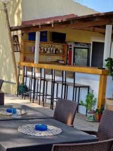莱夫基米Alexandra Studio 10的庭院设有桌椅和酒吧
