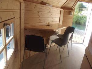 StotternheimMaritime Freizeit Camp "MFC" Erfurter Seen的一个小房子,配有桌子和两把椅子