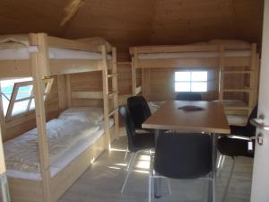 StotternheimMaritime Freizeit Camp "MFC" Erfurter Seen的客房设有双层床和桌椅。
