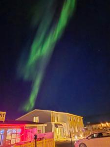 海拉Hotel Kanslarinn Hella的天空中绿色的北极光的图像
