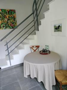 奥利韦Les Mulotières的白色的客房设有桌子和楼梯