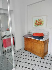 奥利韦Les Mulotières的一间带水槽和一张带镜子的桌子的浴室