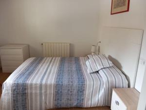 埃斯皮尔多Casa Rural - De Brevas a Higos的一间卧室配有带条纹毯子的床