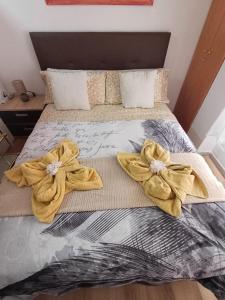 阿利坎特Alicante Denia Apartments的床上有两条毛巾