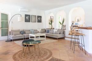 圣特罗佩VILLA NIKKi的客厅配有沙发和桌子
