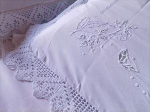 维托尔基亚诺Casetta dei Nonni的一件白色衬衫,上面有花绣
