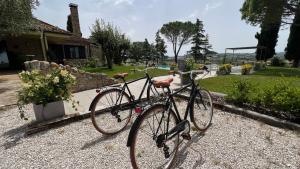 格拉达拉Serra Country House的停在房子前面的几辆自行车