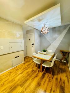 佩洛塔斯Apartamento Acqua, 102 A, com vaga de garagem的一间带木桌和椅子的用餐室