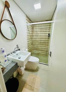 佩洛塔斯Apartamento Acqua, 102 A, com vaga de garagem的一间带卫生间、水槽和镜子的浴室