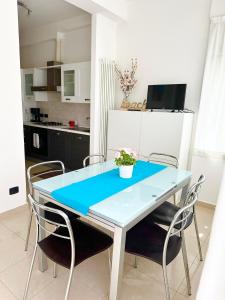 里米尼Giardino al mare的一间配备有蓝色桌子和椅子的用餐室