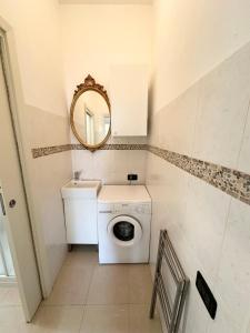 里米尼Giardino al mare的一间带洗衣机和镜子的浴室