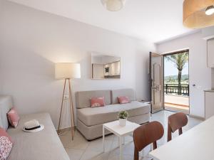 普拉塔尼亚斯Caldera Beach的客厅配有沙发和桌子