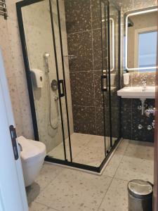 厄吕代尼兹托诺兹海滩酒店的带淋浴、卫生间和盥洗盆的浴室