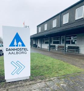 奥尔堡Danhostel Aalborg的建筑前的标志