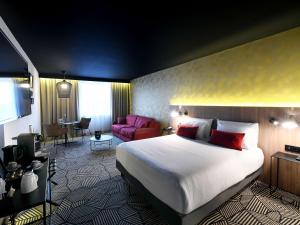 阿拉斯水星阿特里亚阿拉中央酒店的一间带大床的卧室和一间客厅