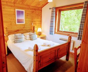 金克雷格因什湖小木屋有限公司酒店的小木屋内一间卧室,配有一张床