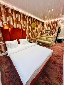 锡比乌Villa & Restaurant Levoslav House的卧室配有一张白色的大床和一张沙发。