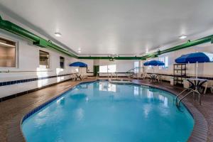 De PereSleep Inn & Suites Green Bay South的蓝色的大游泳池,位于酒店客房内