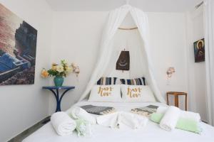 克里皮吉Amazing Sea View Maisonette Sea La Vie Villa的一间卧室配有一张带天蓬的白色床