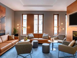 班贝格ibis Styles Bamberg的带沙发和椅子的客厅以及电视