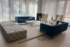萨凡纳萨凡纳历史区江山旅馆&套房酒店的客厅配有大沙发和椅子