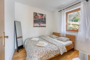 内里吉恩Sv. Jakov Family Apartment - Happy Rentals的一间卧室设有两张床和窗户。