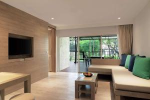 班帕那普兰Wyndham Hua Hin Pranburi Resort & Villas的带沙发和电视的客厅