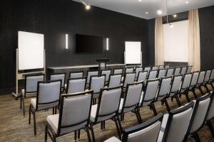 纳什维尔Hyatt Place Nashville/Green Hills的一间会议室,配有椅子和平面电视