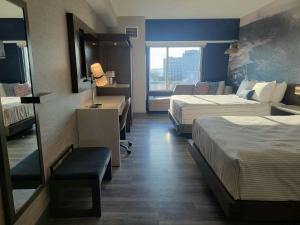 尼亚加拉瀑布Cambria Hotel Niagara Falls的酒店客房设有两张床和窗户。