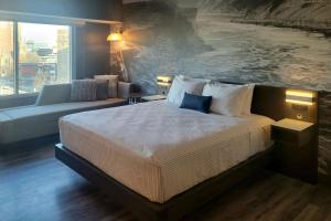 尼亚加拉瀑布Cambria Hotel Niagara Falls的一间卧室配有一张壁画床