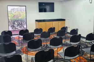 橘园Quality Inn Southside Jacksonville的一间空房,配有椅子和屏幕