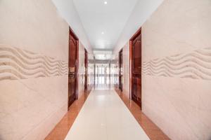 钦奈FabHotel Krishna Residency的走廊,带有长走廊的办公大楼走廊