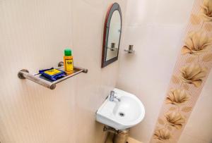 钦奈FabHotel Krishna Residency的一间带水槽和镜子的浴室