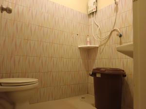 高兰Tiki Bar-KanTiang Guesthouse的一间带卫生间和水槽的浴室