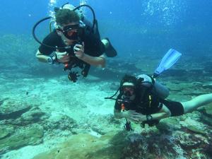 拜蒂克洛DEEP SEA RESORT PADI DIVE CENTER的两个人在海洋里潜水