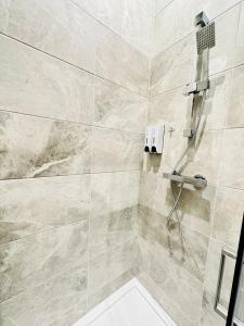 伦敦Studio 64的浴室设有米色瓷砖淋浴。