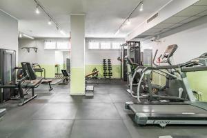 米兰Camplus Lambrate Casa per Ferie的一间健身房,里面配有跑步机和机器