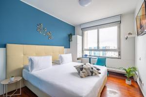 米兰坎普拉斯朗布拉特卡萨佩费里旅馆的一间卧室设有两张床和大窗户