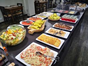 莫尼兹港欧罗莫尼斯酒店的自助餐,餐桌上有许多不同类型的食物