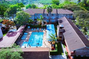 内罗毕Sportsview Hotel Kasarani的享有带游泳池的度假村的空中景致