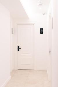 乌尔齐尼Miramar的白色客房的白色门,铺有瓷砖地板