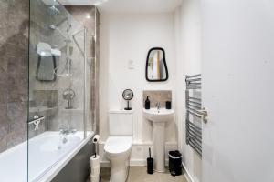 汤顿Comfy One BR | Free Parking的浴室配有卫生间、盥洗盆和淋浴。
