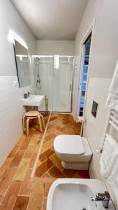 格拉达拉Serra Country House的浴室配有卫生间、盥洗盆和淋浴。