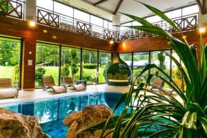 斯塔拉·里斯拉康塔特养生酒店的一座带游泳池和庭院的房子