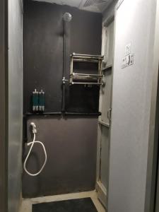 峇六拜Cozy AC Shared Bunk Beds in Bayan Lepas的浴室设有连接墙壁的软管