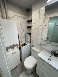 40 sqm apartment, Wola, Księcia Janusza subway的一间浴室