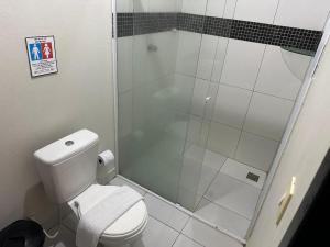 索里苏PRINCIPE HOTEL的一间带卫生间和玻璃淋浴间的浴室