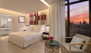 巴塞罗那H10立方体4 *索普酒店的酒店客房设有一张床和一个阳台。