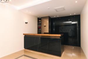 乌尔齐尼Miramar的厨房配有黑色橱柜和柜台。